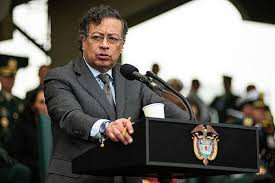 哥伦比亚总统 面对美国威胁 坚定捍卫国家尊严