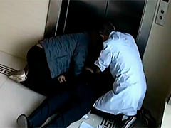山东蓬莱 电梯口老人心脏骤停 医生紧急救助