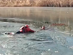 宁夏同心 冰层破裂四岁男童落水 消防紧急救援