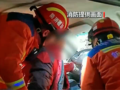 冬季行车打滑事故多 如何应对 雪天车辆打滑事故多发 消防紧急救援