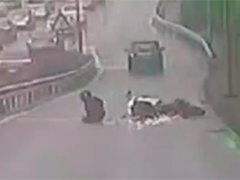 重庆摩托车侧翻 公交司机和乘客伸手相助