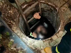 武汉爷爷救孙儿被困5米深井 消防员与民警合力营救