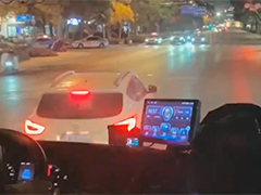 扬州消防车出警被堵 司机主动让行