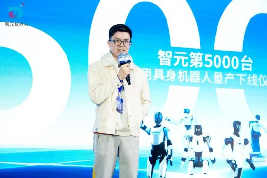 智元第5000台机器人下线 上海加速推进人形机器人产业化