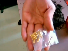 线下买金寄外人 百分之百是诈骗 包裹暗藏猫腻 快递小哥一眼识破