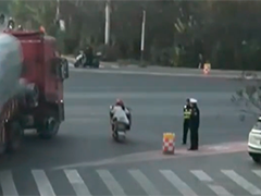 生死瞬间 交警车轮下拽出电动车驾驶员