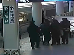 山东淄博旅客火车上昏迷 车站工作人员紧急施救