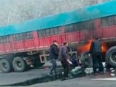 山西长治货车起火 男子先后5次钻进车底灭火