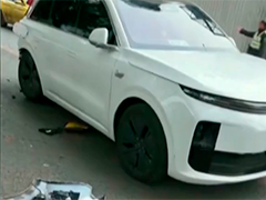 重庆出租车追尾前车冲向路边 热心市民救出驾驶员