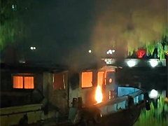 江苏淮安40米货船突发大火 消防紧急扑救