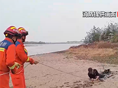 江西吉安 河边捡田螺被困泥潭 消防救援