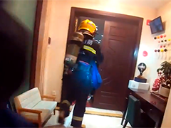 上海一高层住宅着火 消防无人机立大功