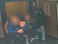 上海老人误服药物 民警紧急送医