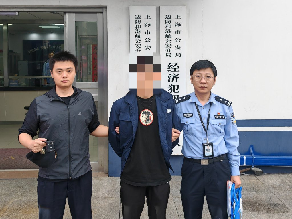 调换名表、偷运烟花爆竹 上海警方今年抓获130余名水域违法人员