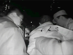 老人不慎跌入绿化带 警民携手助其脱险