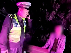 老人高速"逆向散步" 巡逻交警火速救援