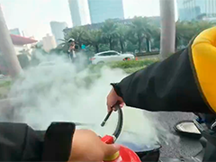 南宁:送餐路上遇火情 外卖小哥果断出手