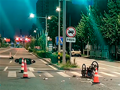 北京昌平 酒后骑摩托 闯灯还撞人