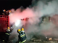 货车行驶中着火 消防员冒雪扑救