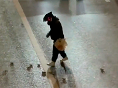 京藏高速辅路出现遗撒物"暖心小哥"冒险清理