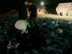 江西吉安 万余瓶水散落国道 警民携手守护畅通