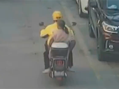 广东东莞外卖小哥遇迷路婆婆 热心帮忙寻找老友