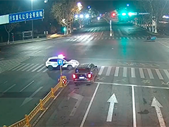 山东东营越野车路口不移动 司机竟醉驾昏睡