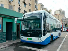 一次换乘三段护航 公交工作人员护送视障乘客出行