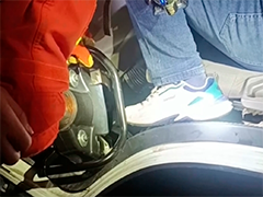 河南郑州 两车相撞司机被困 消防破拆救援