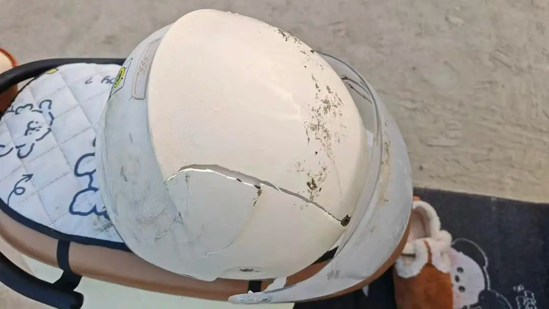 货车右转与电动自行车碰撞 女子靠头盔死里逃生