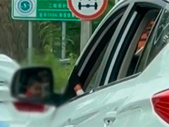 路上抱娃开车 司机被扣分罚款