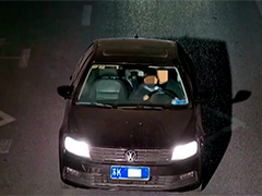 驾车抱娃玩方向盘 司机危险驾驶被查处