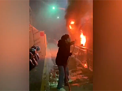 路遇车辆自燃 少年拉起水带挺身灭火