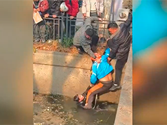 安徽男孩上学途中坠河 众人接力救援