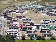 西藏定日灾后重建房屋全部交付使用 群众陆续搬入新居