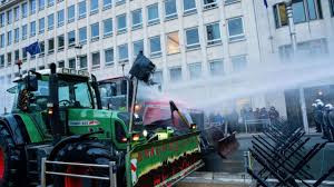 欧洲各地上万农民聚集布鲁塞尔举行抗议