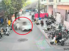 广州一小车失控侧翻 众人砸窗救出被困司机