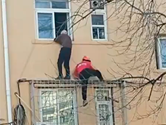 北京快递小哥徒手爬楼 用身体保护悬空老人