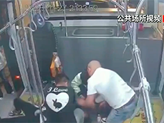 归队途中遇旅客突发疾病 战士紧急施救