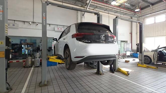 高速遇"无主"石块车辆受损 维修费用谁来出?