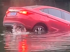 江西龙南 轿车落水驾驶员被困 多人合力救援