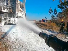 江西上饶载书货车突然起火 一车书差点变灰烬