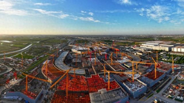 上海浦东国际机场四期扩建工程加速建设 飞行区一阶段工程基本完成