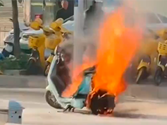 南宁电动自行车突发自燃 站务员和市民暖心施救