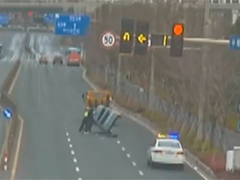 扬州小轿车不慎侧翻 路过市民及时救援