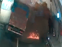 隧道追尾惊飞"牛魔王"高速行车别分心