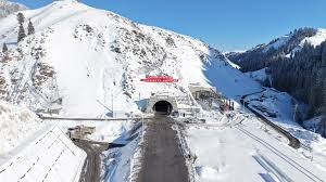 新疆精河至伊宁公路关键控制性工程 北天山隧道双线贯通