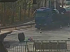 山东淄博大货车侧轮掉落 收费员紧急寻回车主