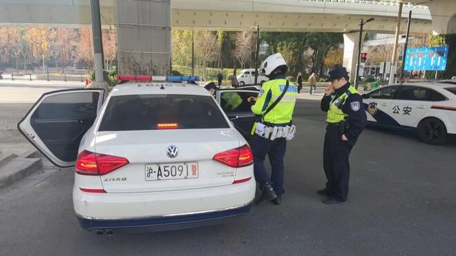 网约车治理持续开展 司机冲卡逃逸被查