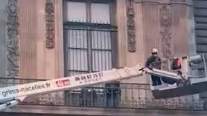 法国卢浮宫阿波罗长廊临街窗户装上防护栅栏